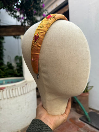 Diadema de seda con bordado